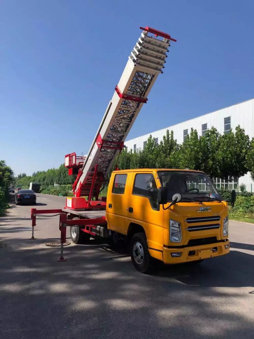 南通附近的云梯车出租服务：轻松解决高空作业需求