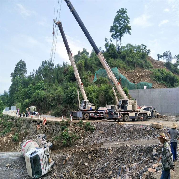 南通汽车掉沟里叫吊车救援要多少钱
